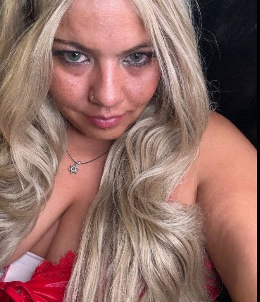 BBW Brazilian MILF Goddess Maya3ee Rainha — blonde waves portrait in red, GoonTopia